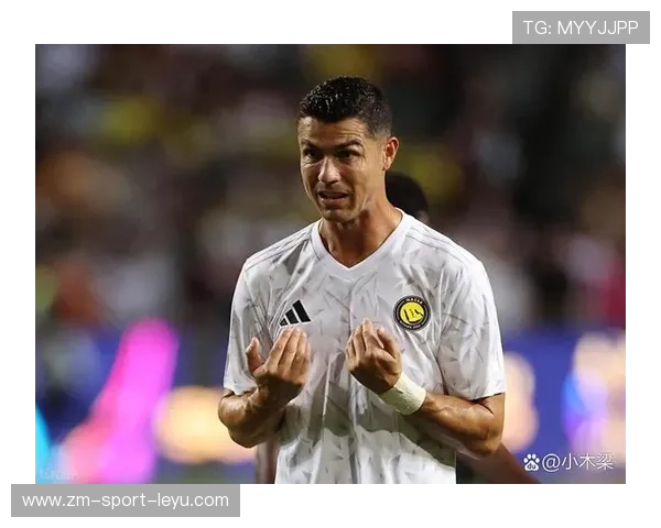 C罗赛后为小球员做示范,教练夸他耐心十足